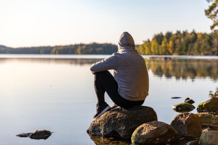 Ungdom tittar ut mot vattnet