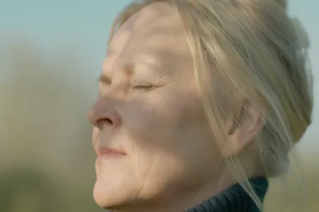 medelålders kvinna i vårsol