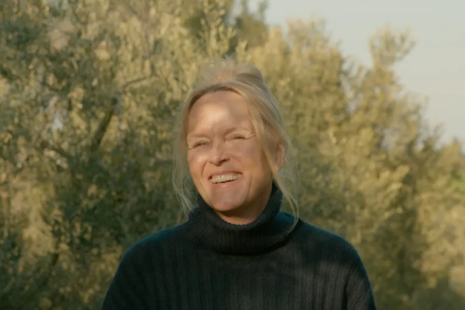 Glad medelålders kvinna