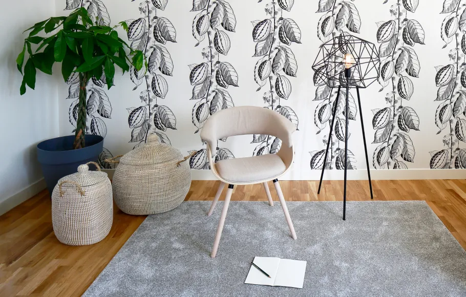 Rum med stol och lampa