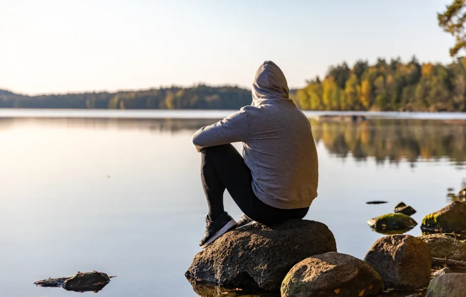 Ungdom tittar ut mot vattnet
