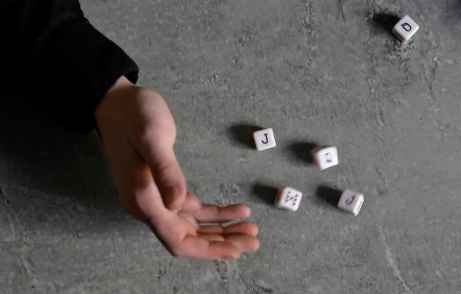 Personer slår tärningar