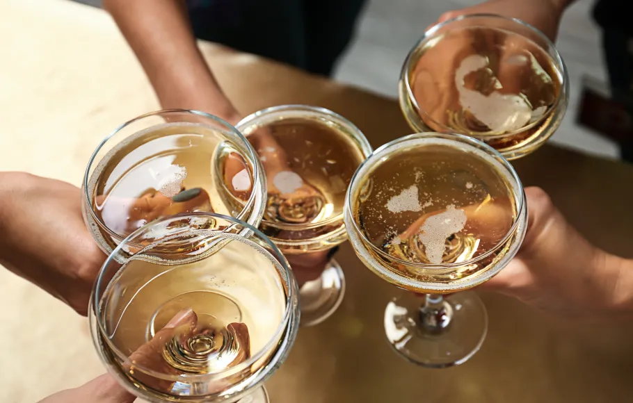 personer håller i ett glas champagne