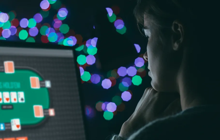 Kvinna vid dator, spelar poker