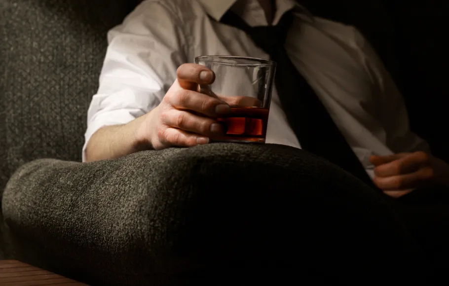 Man håller i ett glas