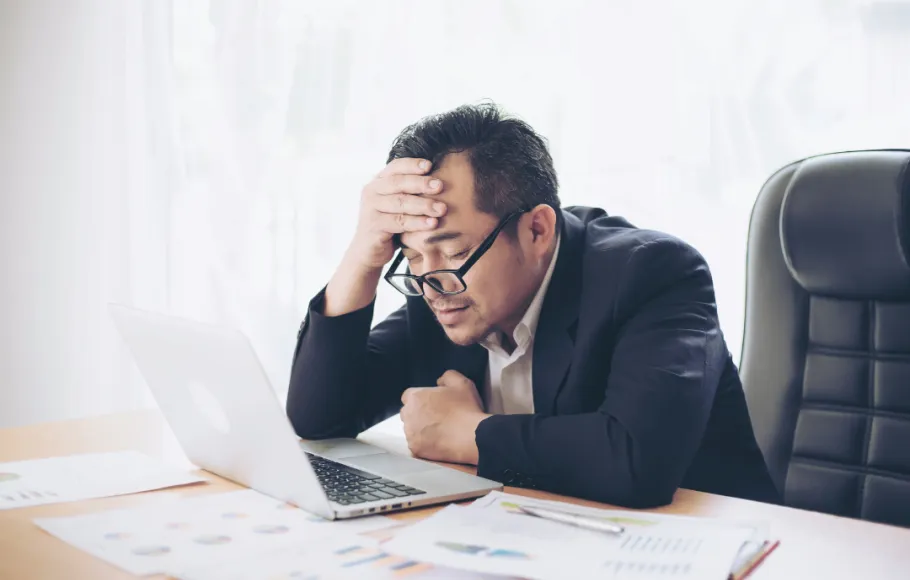 Man trött vid datorn