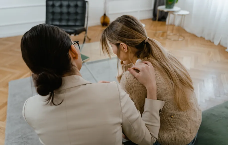 Kvinna tröstar annan kvinna