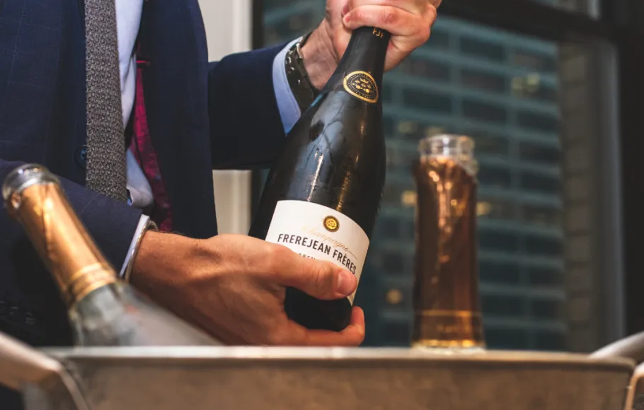 Man håller i vinflaska