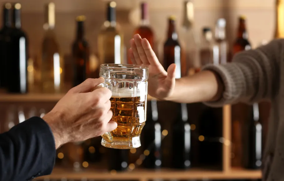 Ölglas och nekande hand