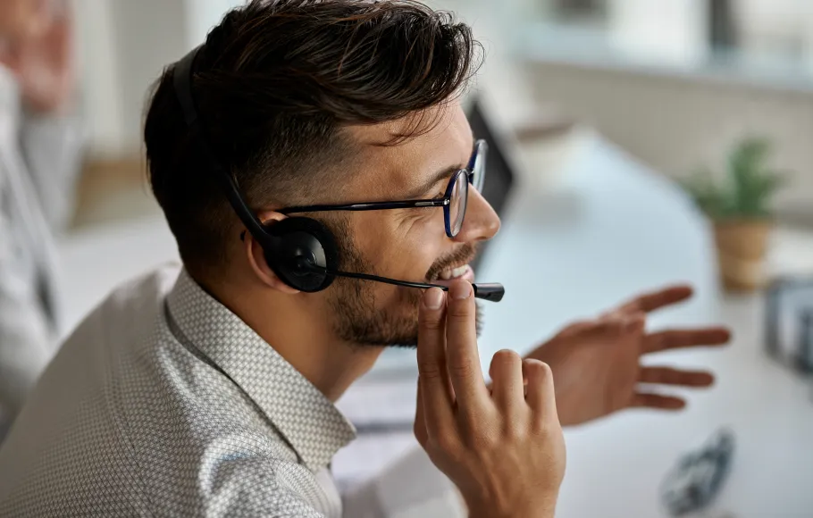 Man som ger rådgivning