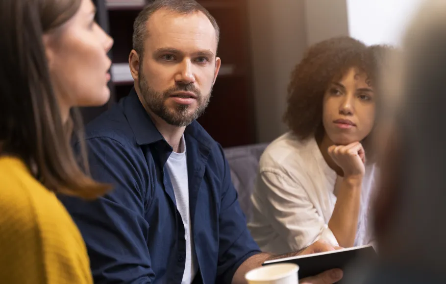 Personer som har en diskussion