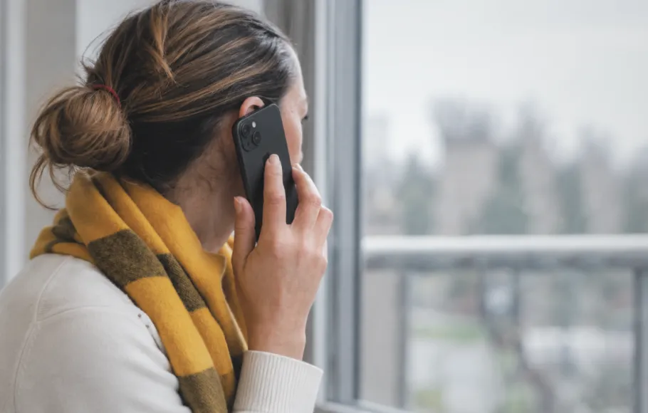 kvinna i telefon i fönster