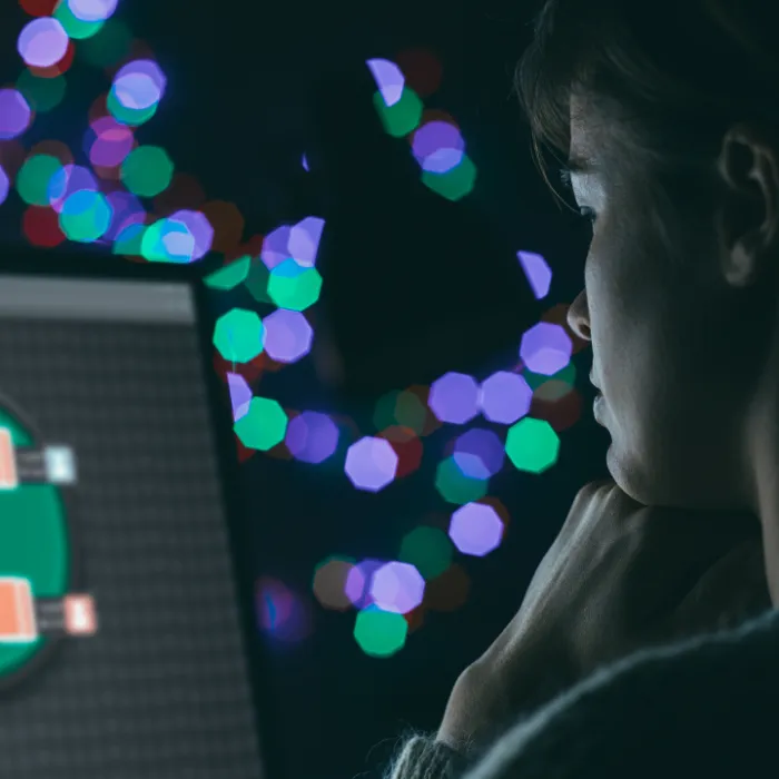 Kvinna vid dator, spelar poker