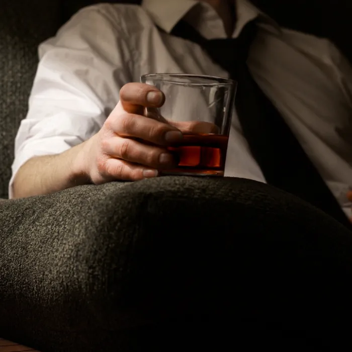 Man håller i ett glas