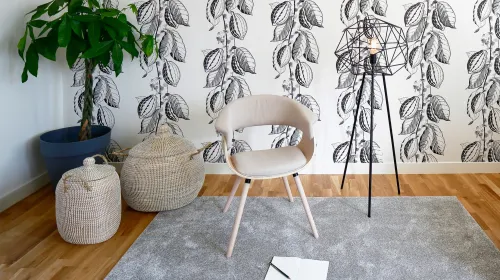 Rum med stol och lampa