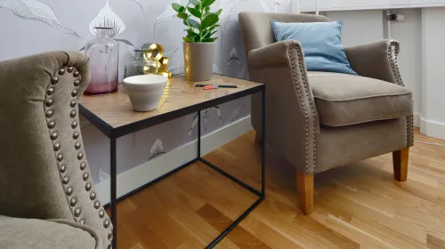 Väntrum med fåtöljer