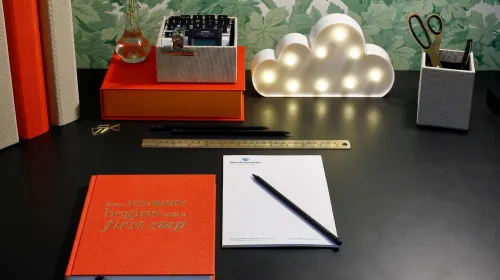 Bild på papper och penna på ett bord