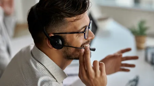 Man som ger rådgivning