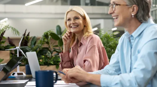 Två kvinnor i möte