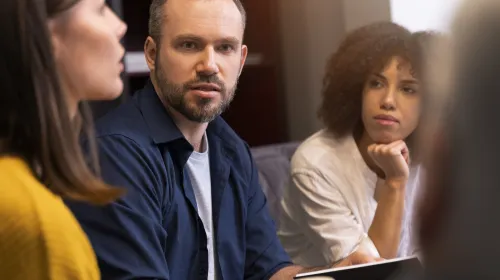 Personer som har en diskussion